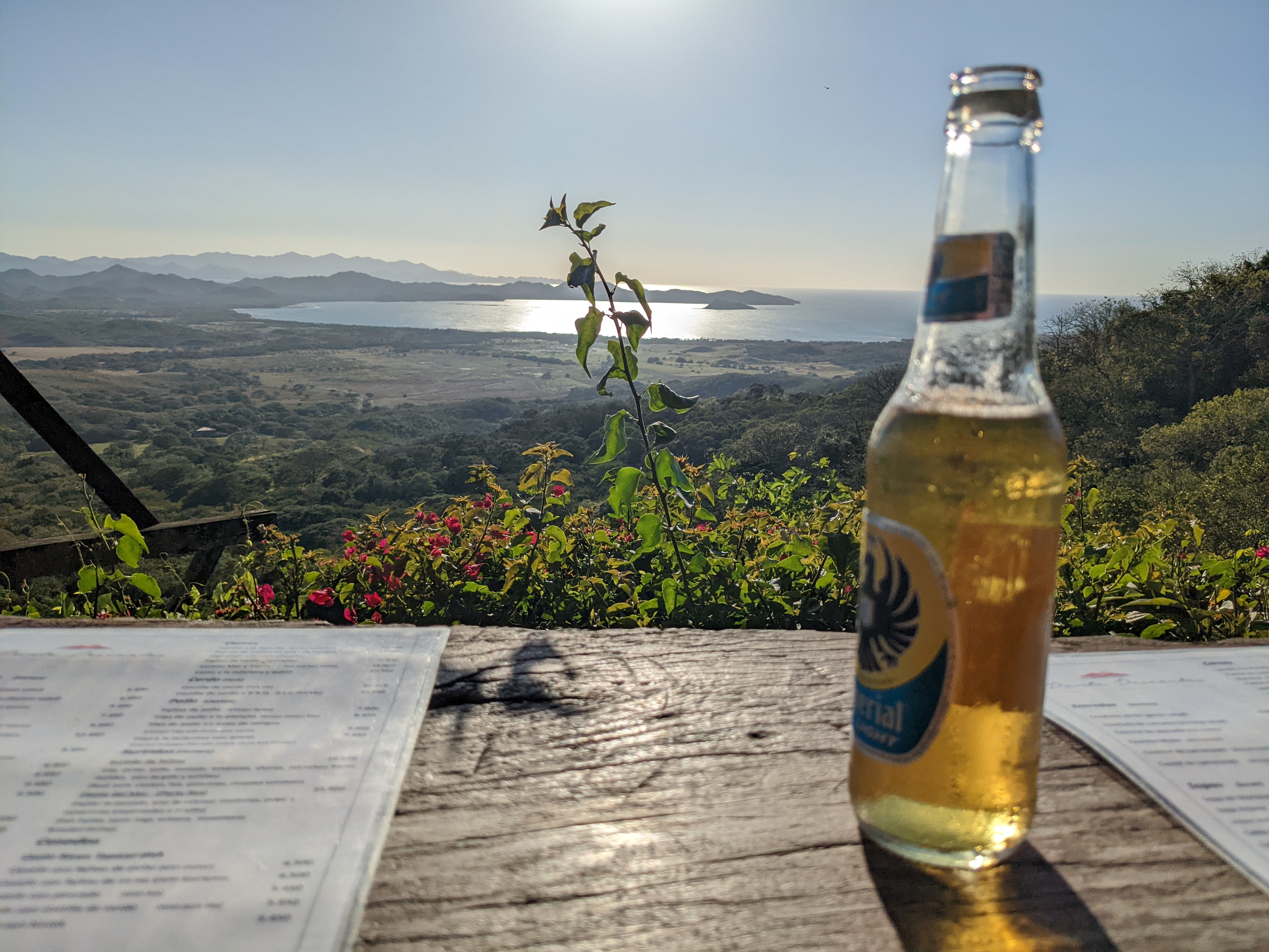 Cerveza Imperial con vista a la bahía