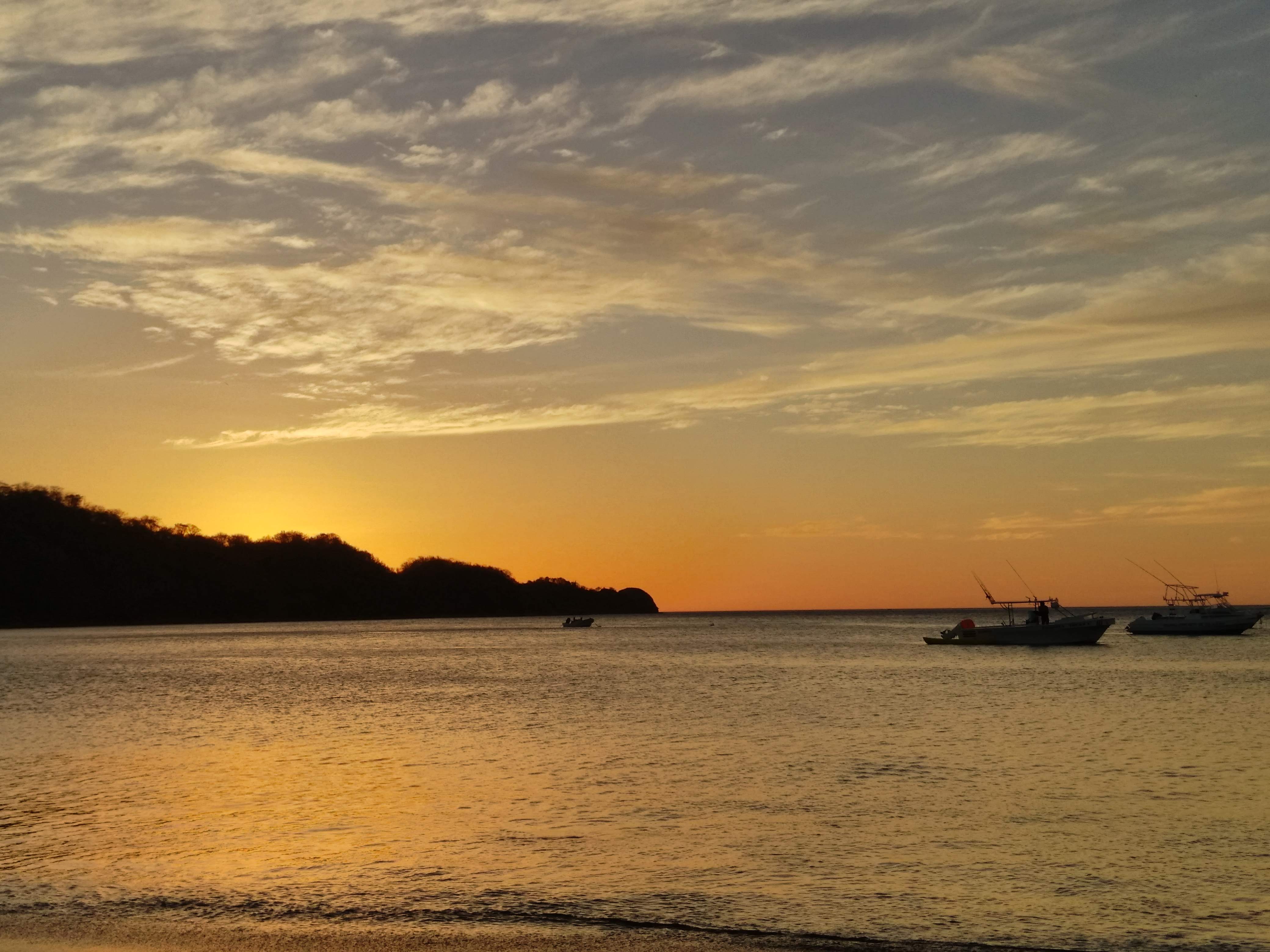Botes de pesca al atardecer